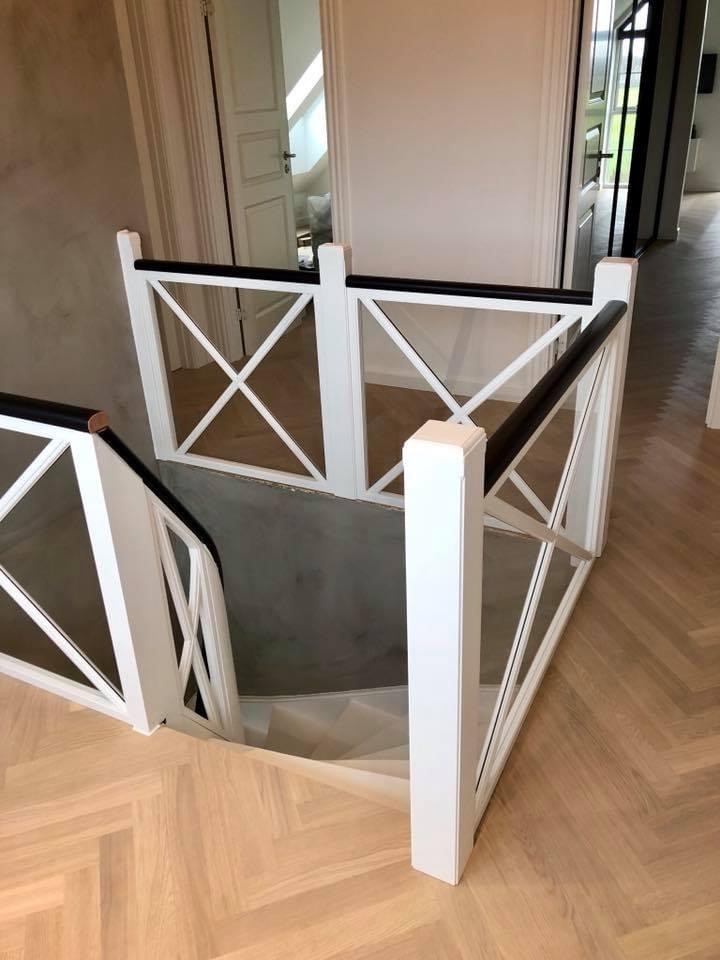 Trætrappe indendørs moderne