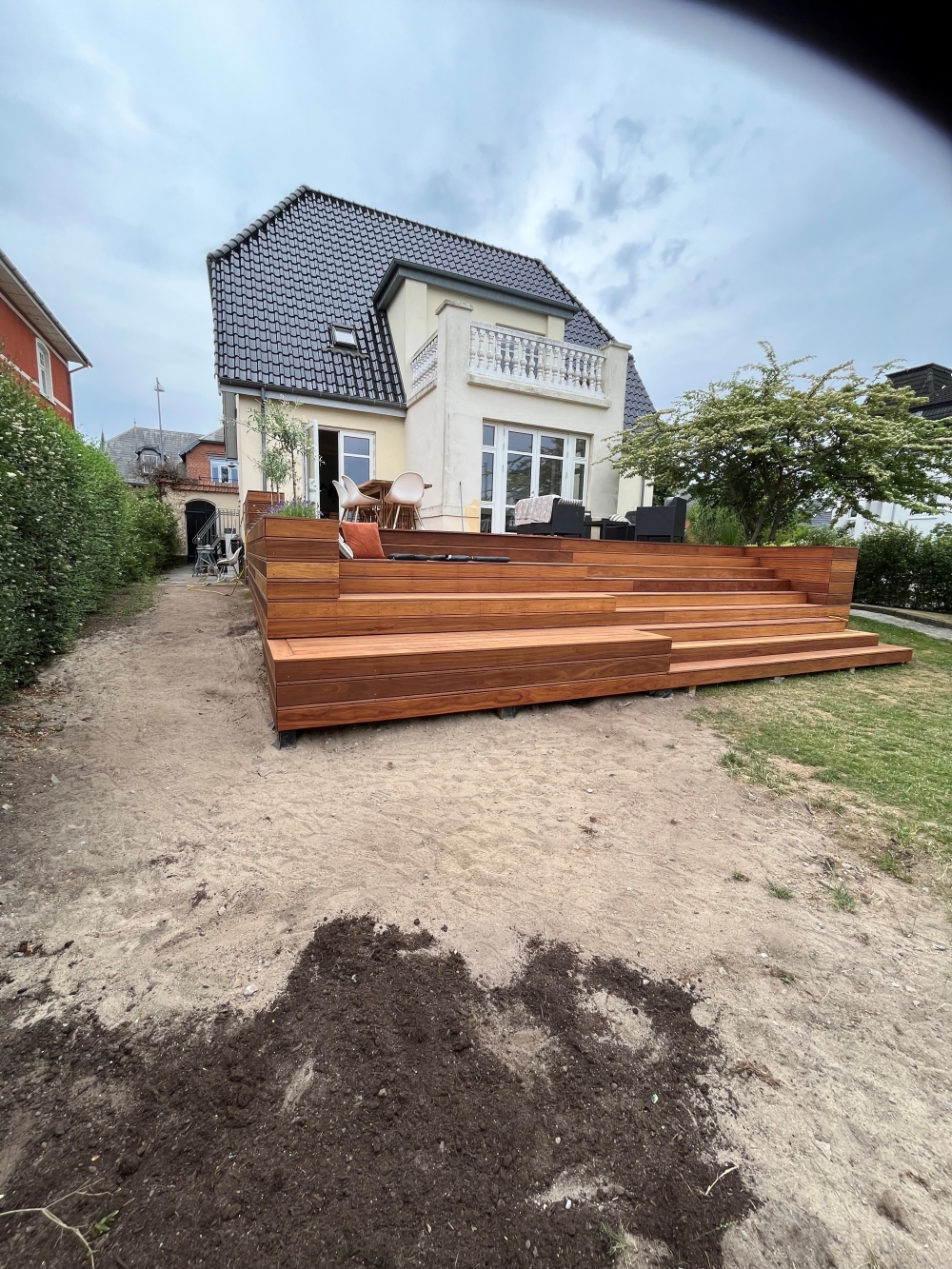 Trætrappe udendørs monteret af snedker
